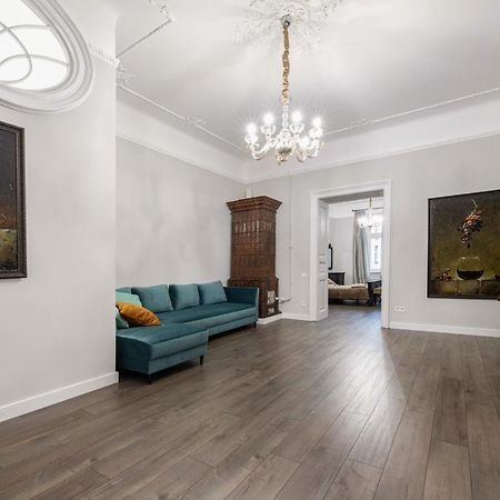 3 Room Apartments , Rohatyntsyv Street ลวีฟ ภายนอก รูปภาพ