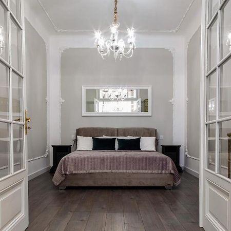 3 Room Apartments , Rohatyntsyv Street ลวีฟ ภายนอก รูปภาพ
