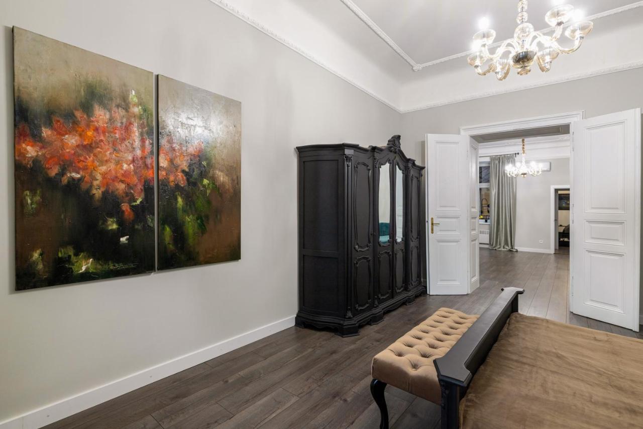 3 Room Apartments , Rohatyntsyv Street ลวีฟ ภายนอก รูปภาพ