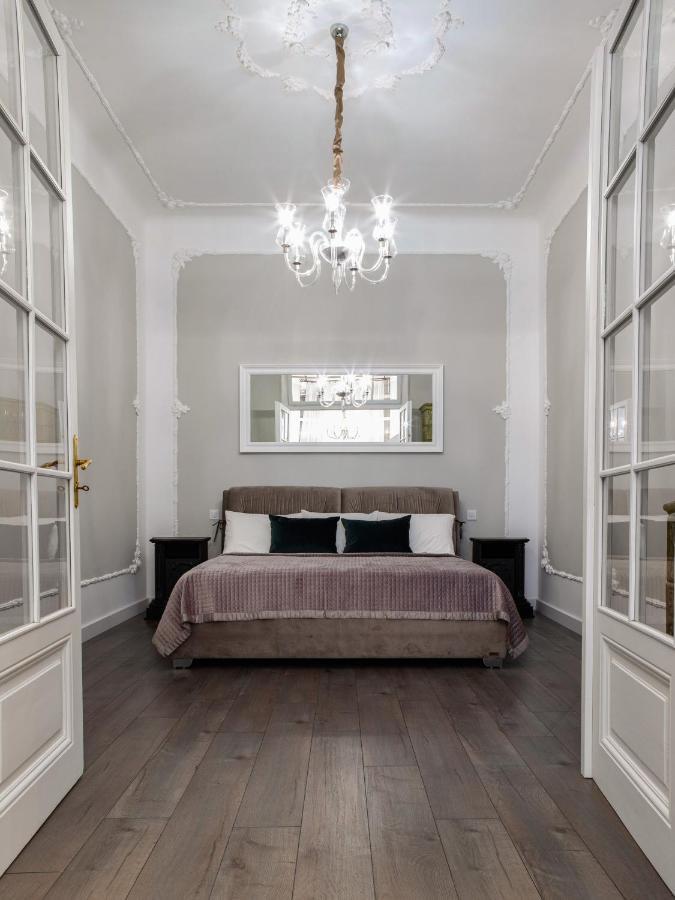 3 Room Apartments , Rohatyntsyv Street ลวีฟ ภายนอก รูปภาพ