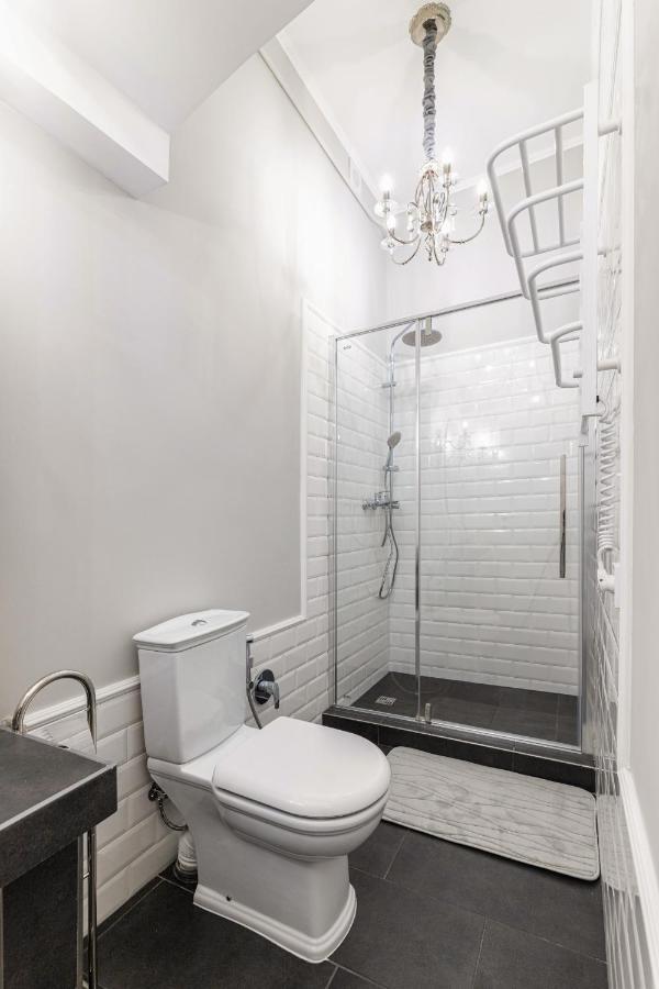 3 Room Apartments , Rohatyntsyv Street ลวีฟ ภายนอก รูปภาพ