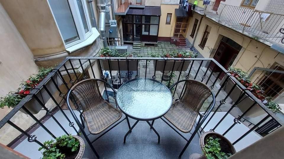 3 Room Apartments , Rohatyntsyv Street ลวีฟ ภายนอก รูปภาพ